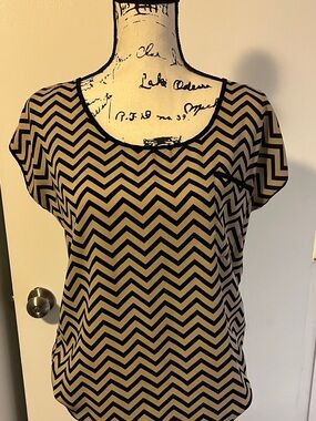 Romeo + Juliet Couture Chevron Short-Sleeve Shell Top in Beige & Black Sz S